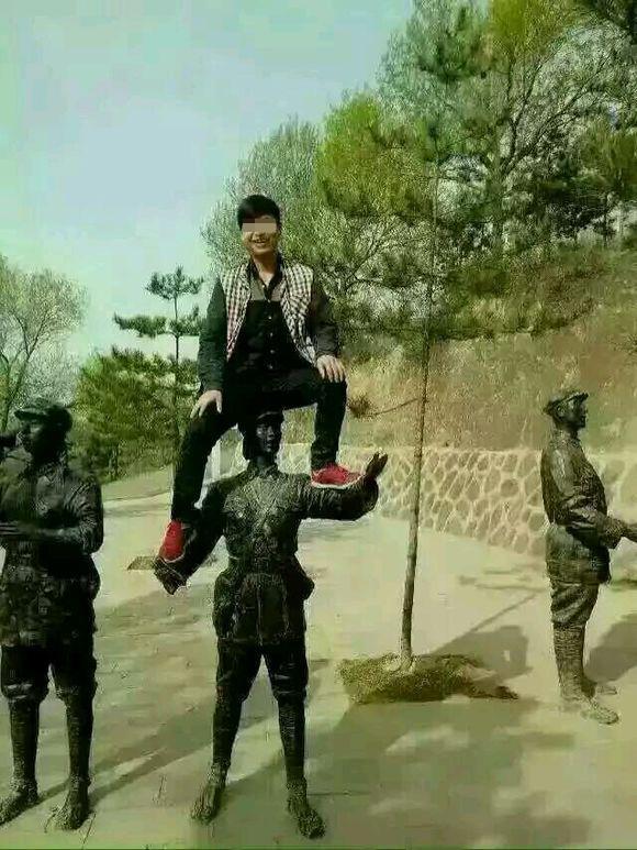 男子坐女紅軍雕像頭頂遭人肉 單位稱(chēng)其已辭職