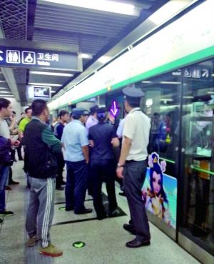 醉酒男不滿地鐵賣唱行為 扒車門攔停地鐵被帶走 醉酒男不滿地鐵賣唱行為 扒車門攔停地鐵被帶走