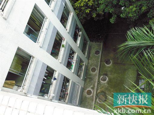 據目擊者稱,當時墜樓者躺在右排中、下兩個井蓋中間附近。