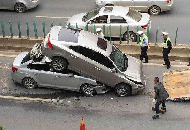 交警正在將兩車分開。
