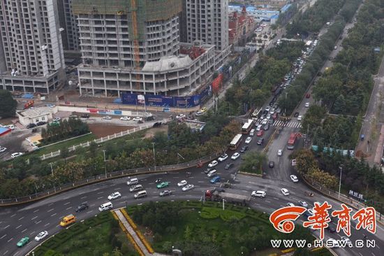 近日，不少通過陳楊寨轉(zhuǎn)盤的司機發(fā)現(xiàn)，4個方向的路口共新設(shè)了8個紅綠燈。