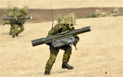 “作戰” 1月13日，日本自衛隊一隊員在新年軍演中手持武器，發動進攻。媒體尚未公布1月22日的美日聯合軍演圖片。