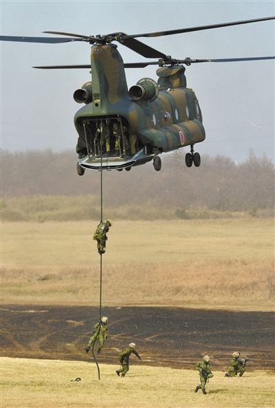“登島” 1月13日，位于東京的習志野市，日本自衛隊隊員在新年軍演中演練直升機登島行動。