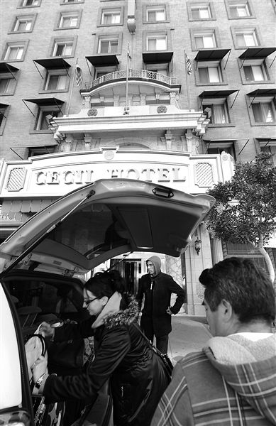 20日，美國洛杉磯，塞西爾酒店房客薩拜娜乘出租車離開酒店。由于擔(dān)心水質(zhì)受到污染，目前已有27戶房客離開塞西爾酒店。