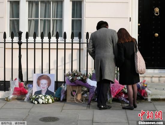 當(dāng)?shù)貢r(shí)間2013年4月8日，英國(guó)倫敦，民眾在英國(guó)前首相撒切爾夫人位于倫敦的住所前進(jìn)行悼念活動(dòng)。