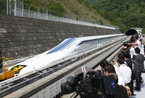 日本最新型磁懸浮列車登場，時速為500公里。