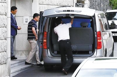 16日,為追征前總統全斗煥的非法資金,韓國檢察廳搜查其住宅和家族企業。 16日,為追征前總統全斗煥的非法資金,韓國檢察廳搜查其住宅和家族企業。