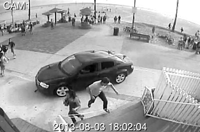 監控錄像截屏圖：3日，美國洛杉磯市，一輛汽車沖進威尼斯海灘棧道上的人群。圖/東方IC