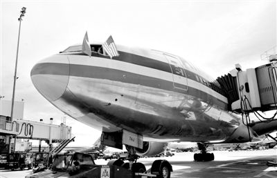 2011年4月5日，美國航空公司為洛杉磯至上海首條直飛航線的開通舉行剪彩儀式。目前，美國航空、美國聯合航空和達美航空已經向中國提交了飛行計劃。