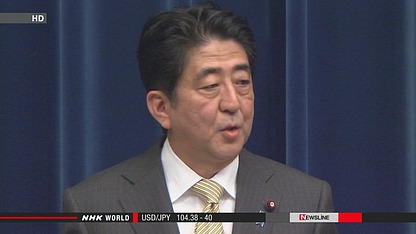 日本首相安倍晉三出發(fā)前往瑞士前接受記者采訪。