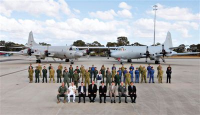 4月29日，參與搜尋馬航失聯(lián)客機(jī)的多國軍人和軍機(jī)在珀斯皮爾斯空軍基地合影。5月1日，馬航宣布搜尋進(jìn)入新階段，重點(diǎn)將借助不同技術(shù)擴(kuò)大海底搜尋。