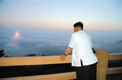 　朝鮮最高領(lǐng)導(dǎo)人金正恩正在觀看導(dǎo)彈發(fā)射。