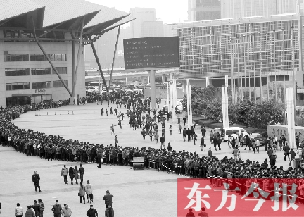 3月2日，在鄭州國(guó)際會(huì)展中心，河南省春季人才招聘會(huì)舉行，六萬五千名求職者扎堆求職