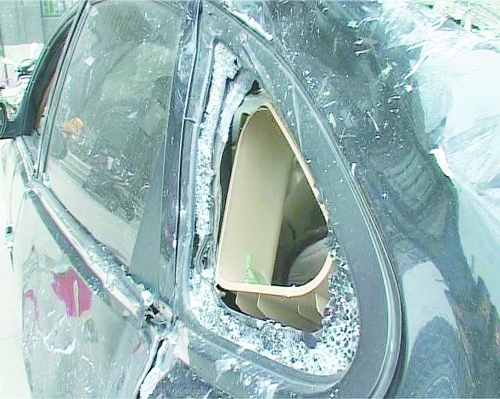爆炸導致部分窗玻璃碎裂掉落,殃及樓下停放的轎車。