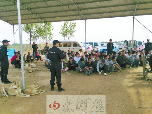 民警突襲賭場(chǎng)，64名涉案人員全部落網(wǎng)。