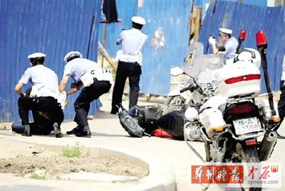 　一名歹徒被抓獲，另一名歹徒持槍劫持了一名門衛。
