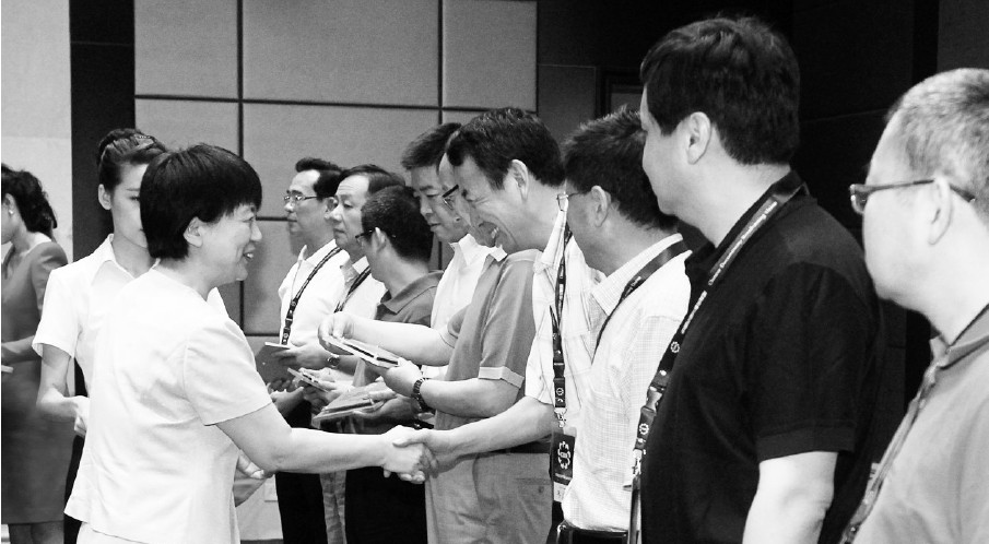 河南省委常委、宣傳部長趙素萍給中國紀錄片播出聯盟理事臺發放牌匾