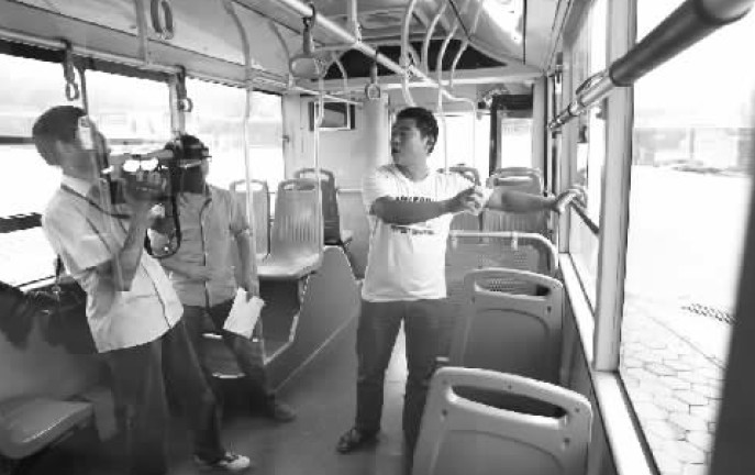 昨日，鄭州市B20路公交車長方先生（右一），講述“色狼”跳窗逃跑時被眾人喊打的情景