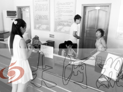 鄭州市人才交流服務中心二樓大廳，剛畢業大學生咨詢政策，工作人員卻在若無其事地玩手機。
