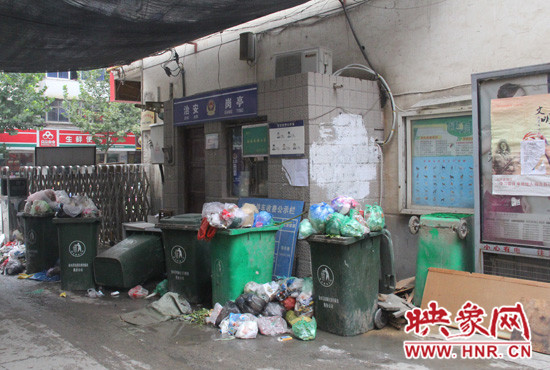 七個裝滿垃圾的大桶已經將進出小區的路堵了一半 七個裝滿垃圾的大桶已經將進出小區的路堵了一半