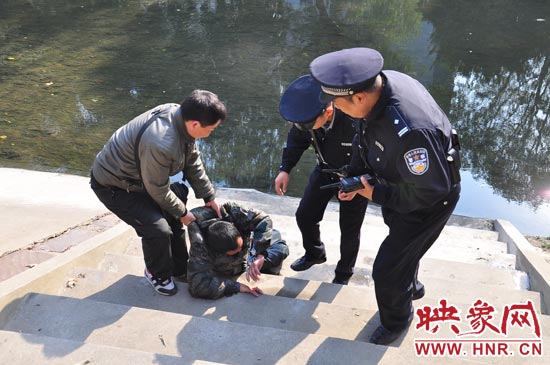該男子滾入冰冷的金水河，嗆了幾口污水，連滾帶爬從水中出來，隨后被金水路派出所民警救上岸。