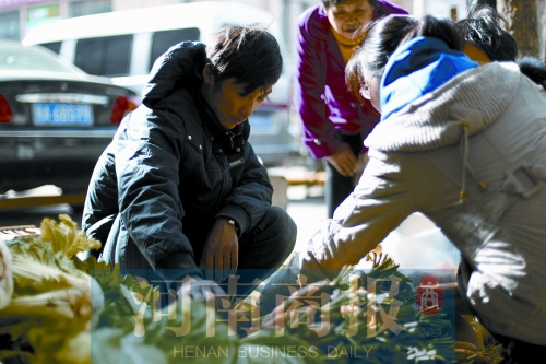 附近的市民得知了他的遭遇，紛紛前來買菜