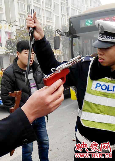 據當事交警描述，男子自知車上有刀，在車輛被逼停后，車上的另一名男子試圖將刀具交給到達現場的同伴。