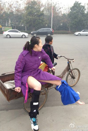 楊婕與朱婷相撞受傷下場-街頭大媽三輪送賓館。