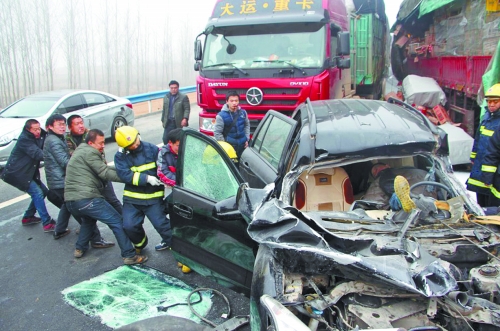 現場慘不忍睹，眾人合力施救。