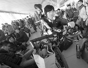 由于媽媽生病，盧文成只得中途放棄騎行改乘火車趕回老家。
