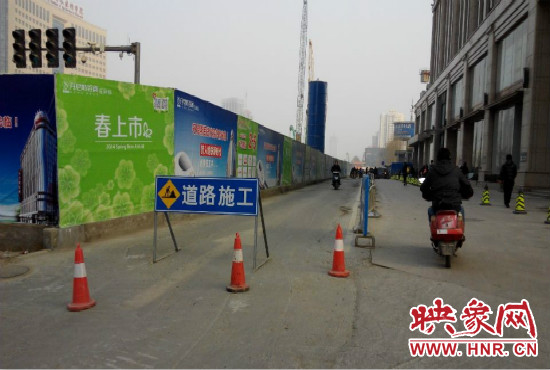 鄭州花園路動物園旁路面再次塌陷 疑為地下水滲流導致 鄭州花園路動物園旁路面再次塌陷 疑為地下水滲流導致