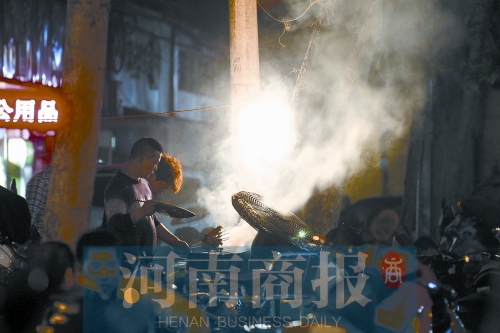 夜晚，鄭州街頭的燒烤攤 記者 王春勝/攝