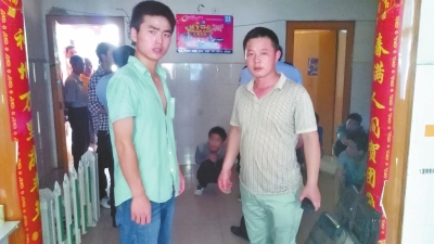 在吳文舉老師的幫助下，王強(qiáng)強(qiáng)（左）從傳銷窩點(diǎn)成功脫險。