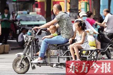 這樣帶著孩子，一個(gè)剎車，孩子就有可能摔下車