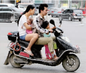 帶著孩子騎電動(dòng)車，安全一定要放在第一位。