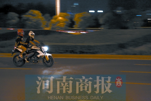 深夜，鄭東新區，不少人騎著摩托車呼嘯而過