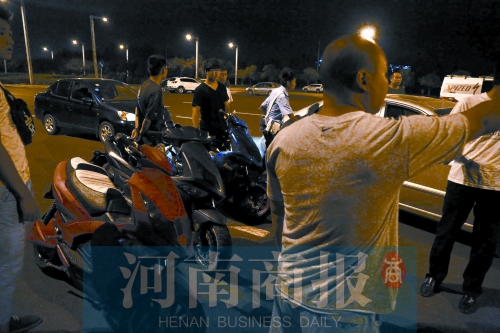 一小時內，民警就扣了12輛摩托車、電動車