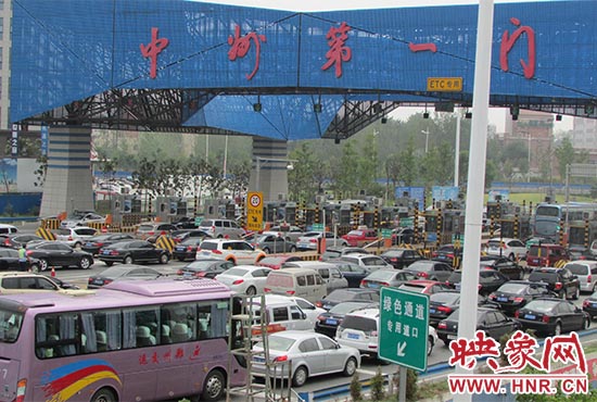 鄭州機場收費站口（中州第一門）車輛排隊擁堵情況嚴重。