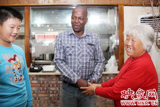 南非總統兒子到鄭喝胡辣湯遭圍觀 70多歲大媽激動合影 南非總統兒子到鄭喝胡辣湯遭圍觀 70多歲大媽激動合影