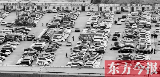 鄭州市文化路北段一個(gè)二手車交易市場，停放著密集的二手車