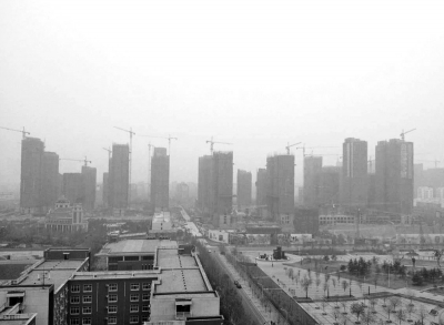 在鄭州市同一地點(diǎn)拍攝的照片，下為1月1日晴朗天氣，上為1月5日霧霾天氣。（拼接圖片）