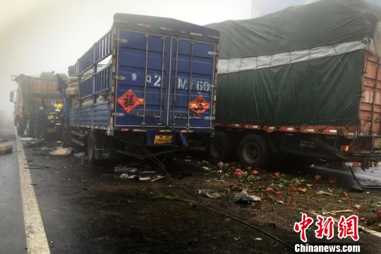圖為21日，蘭南高速河南段車禍事故現場一片狼藉。　郭浩　攝