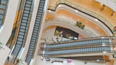 記者趕到現(xiàn)場(chǎng)時(shí)看到，墜樓女子面部朝下，上身穿粉紅色長(zhǎng)袖上衣，下身穿黑色長(zhǎng)褲，腳上沒(méi)有鞋。