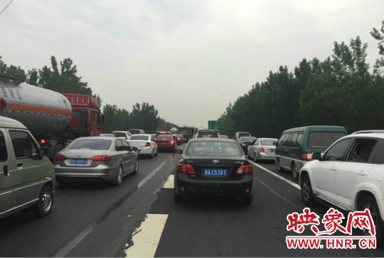 小長假最后一天，多條通往鄭州的高速公路出現嚴重擁堵。