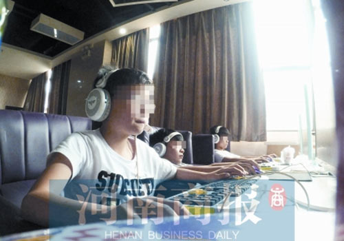 這家名為優(yōu)客體育競技俱樂部的店內(nèi)，有許多未成年人在上網(wǎng)玩游戲