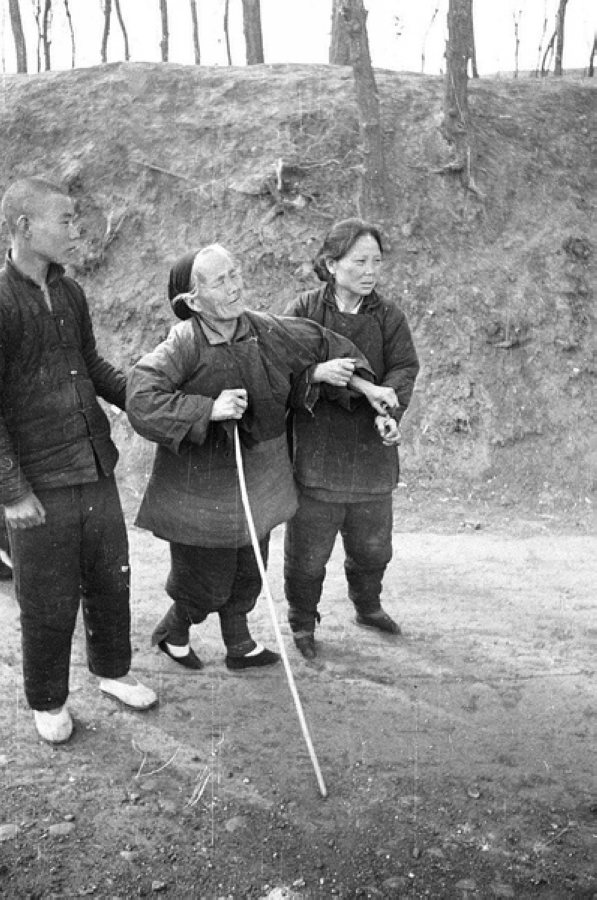 災民，看到左側年輕人的白鞋，應該是剛死去親人