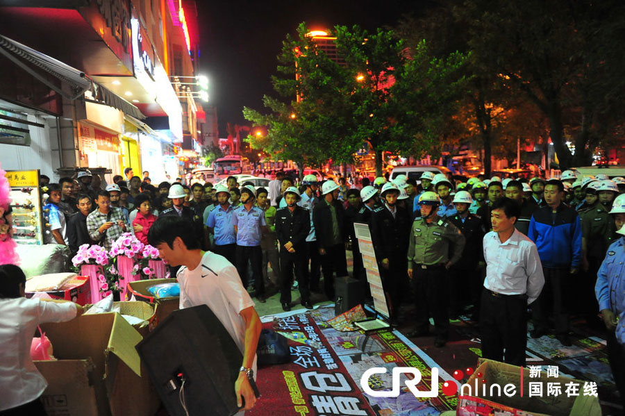 　2012年12月26日晚，海南省三亞市，三亞市綜合行政執法局河西大隊近百名城管上街執法。