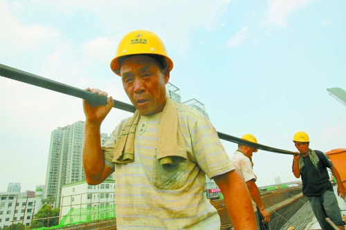 農民工工作辛苦，權益理應有保障。