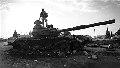 9月8日，敘利亞Zabadani，一名敘利亞反對派武裝人員站在廢棄的政府軍坦克上。