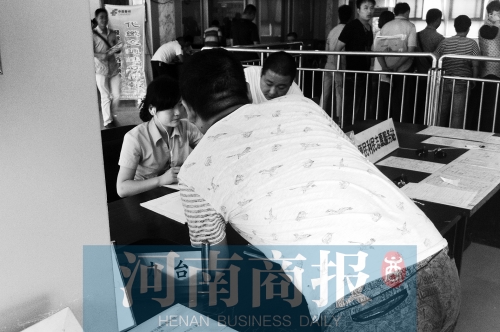 戴著耳機工作，挺“愜意”